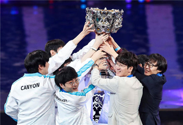 T1打野Oner姐姐晒照：艺术展上妈妈帮我拍的照片